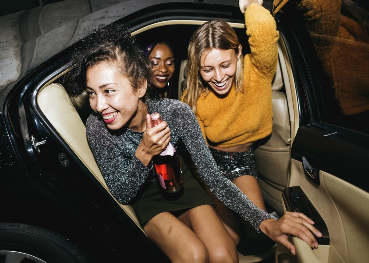 chicas de fiesta en taxi