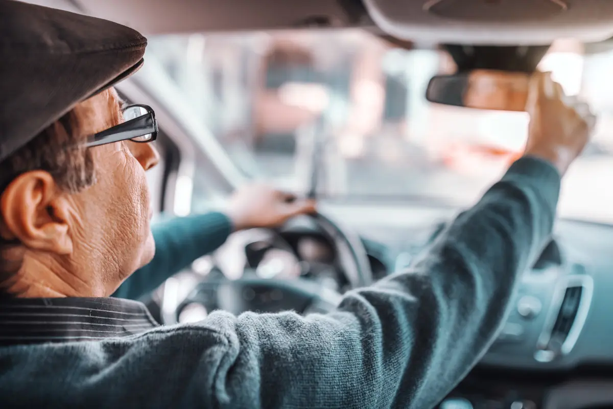 taxista mirando para atrás